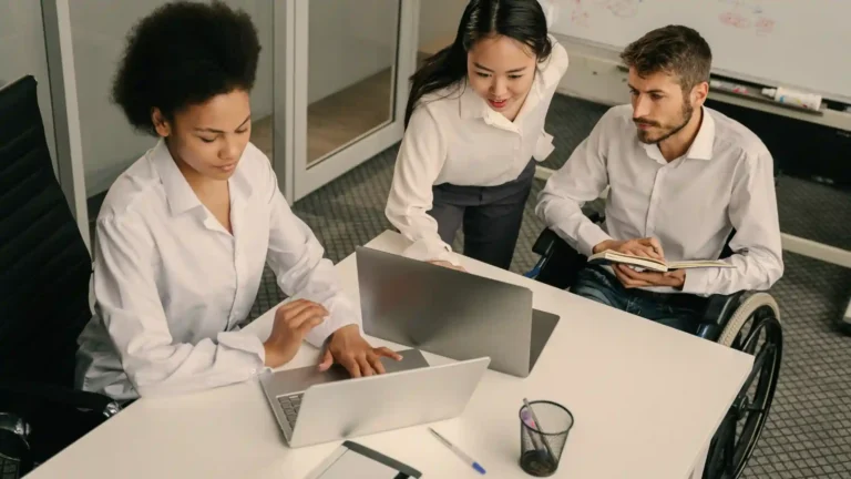 seo consultants discussing the analysis
